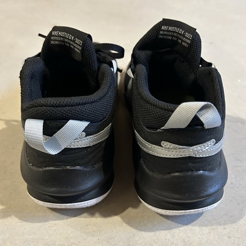 Nike Team Hustle DX SU21 Low Black Metallic Silver Size 6 Youth New Never Worn - Picture 3 of 9