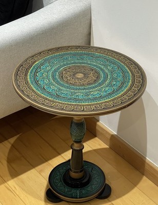Handbemalter runder Couchtisch aus lebendigem Kunstholz - grünes Naksheen-Design