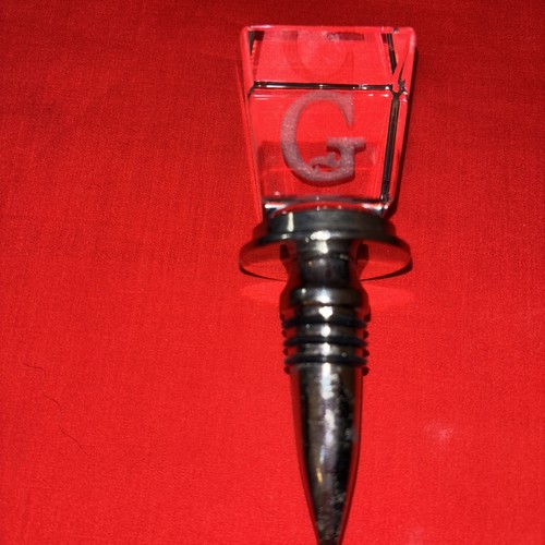 Tapón de botella de vino de cristal macizo con monograma inicial de ciprés Home en caja vajilla - Imagen 4 de 4