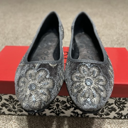 Nuevo en caja Zapatos planos Naughty Monkey gris terciopelo lentejuelas bordados con joyas para mujer talla 7,5 - Imagen 7 de 14