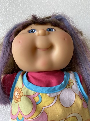 Muñeca Cabbage Patch Kids Play Along 2004 PA-23 pelo castaño con rayas moradas - Imagen 7 de 19