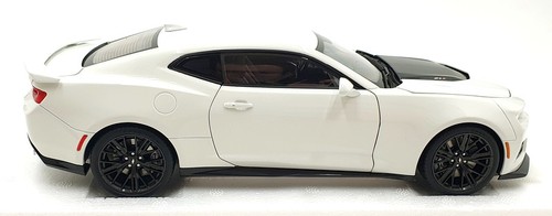Autoart 1/18 Scale Diecast 71206 - Chevrolet Camaro ZL1 - Summit White - Picture 4 of 5