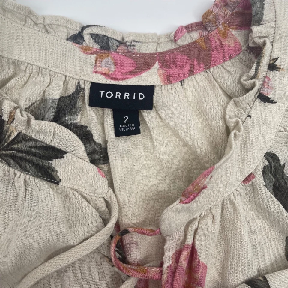 Blusa feminina tórrida floral gola redonda plus size 2 manga longa rosa creme rosas - Imagem 2 de 4