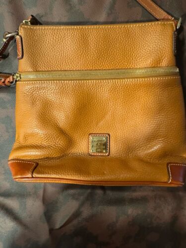 Borsa a tracolla Dooney & Bourke in pelle di ciottoli in pelle caramello - Foto 2 di 22