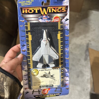 HOTTOYS US AIR FORCE F22 黒人タイプ Amazon.com: USAF F-22 Raptor 1/100 Diecast Aircraft Model