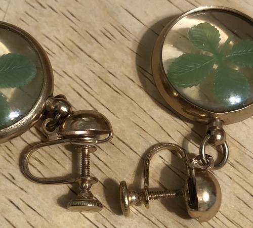 Trébol de cuatro hojas vintage de los años 50 con aretes traseros atornillados en tono dorado - Imagen 3 de 4