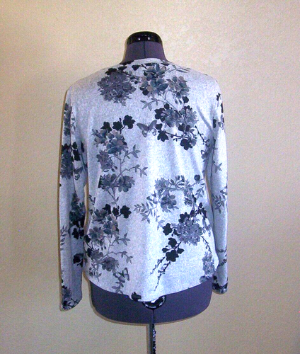 Suéter Pullover Grande Para Mujer Maurices Gris Estampado Floral Tejido Suave - Imagen 2 de 2