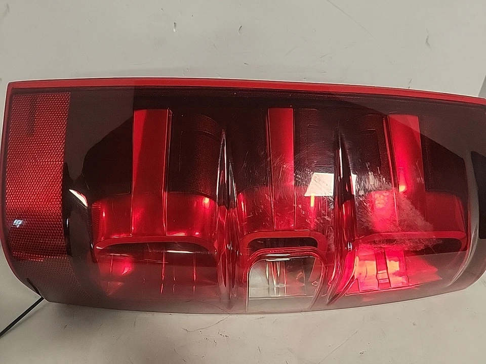 2013 Chevrolet Tahoe Driver Left Tail Light Assembly OEM Used 3391329. OO3 Foto 2 de 4