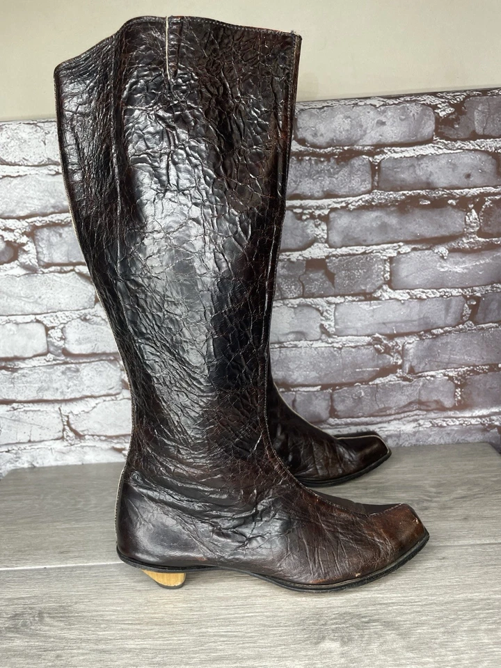 Botas femininas Cydwoq vintage anos 70 couro marrom enrugado esculpido em madeira mod joelho alto 37EU - Imagem 4 de 4