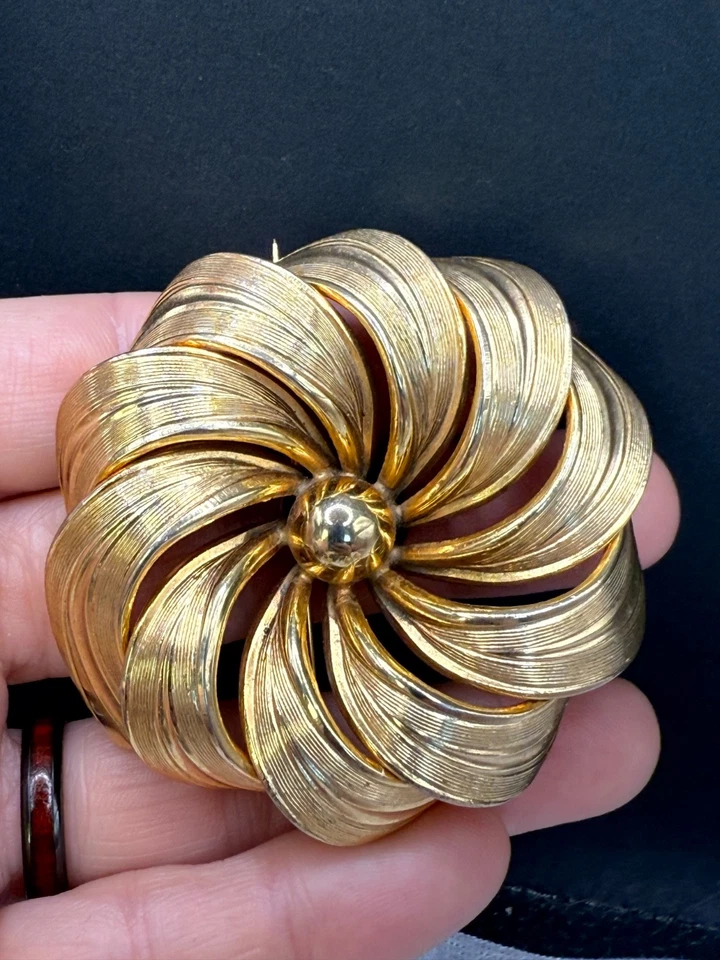 Vintage Brooch Lot Flower Dog Angel Fruit Cameo - Image 4 of 4