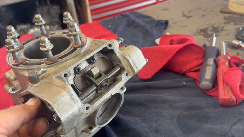 1999 2000 SUZUKI RM250 OEM CYLINDER SLEEVED & POWER VALVES & FRESH WISECO PISTON - Video 1 von 1