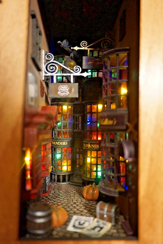 Harry Potter Diagon Alley Book Nook | Regalo hecho a mano para amantes de los libros Foto 2 de 4