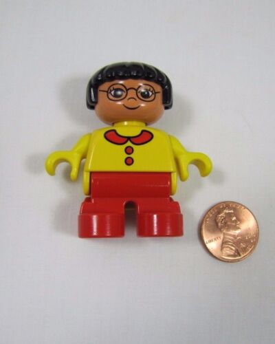LEGO DUPLO ASIAN TODDLER GIRL DAUGHTER Yellow Shirt Red Pants FIGURE w/ Glasses - Afbeelding 1 van 2