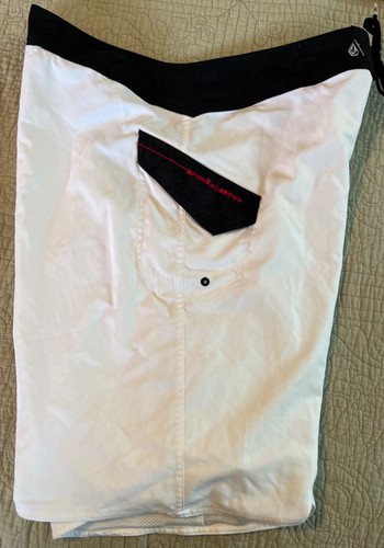 2 Men’s VOLCOM Size 40 Boardshorts NWT Ready for Summer Fun ! - Picture 9 of 24