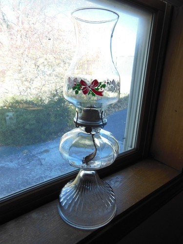VTG CLEAR GLASS OIL KEROSENE LAMP W/ EAGLE BURNER & CHRISTMAS THEME CHIMNEY - Picture 5 of 12