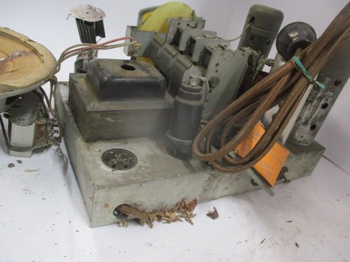 Vintage Monarch Tube Radio Chassis Only .. UNTESTED AS IS - Picture 7 of 9