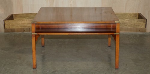 SUBLIME VINTAGE MILITARY CAMPAIGN BURR YEW WOOD COFFEE TABLE WITH BOOK SHELF - Picture 11 of 12