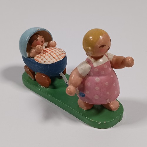 Vintage Wendt Kühn Erzgebirge Mama & Kinderwagen Holzfiguren Germany