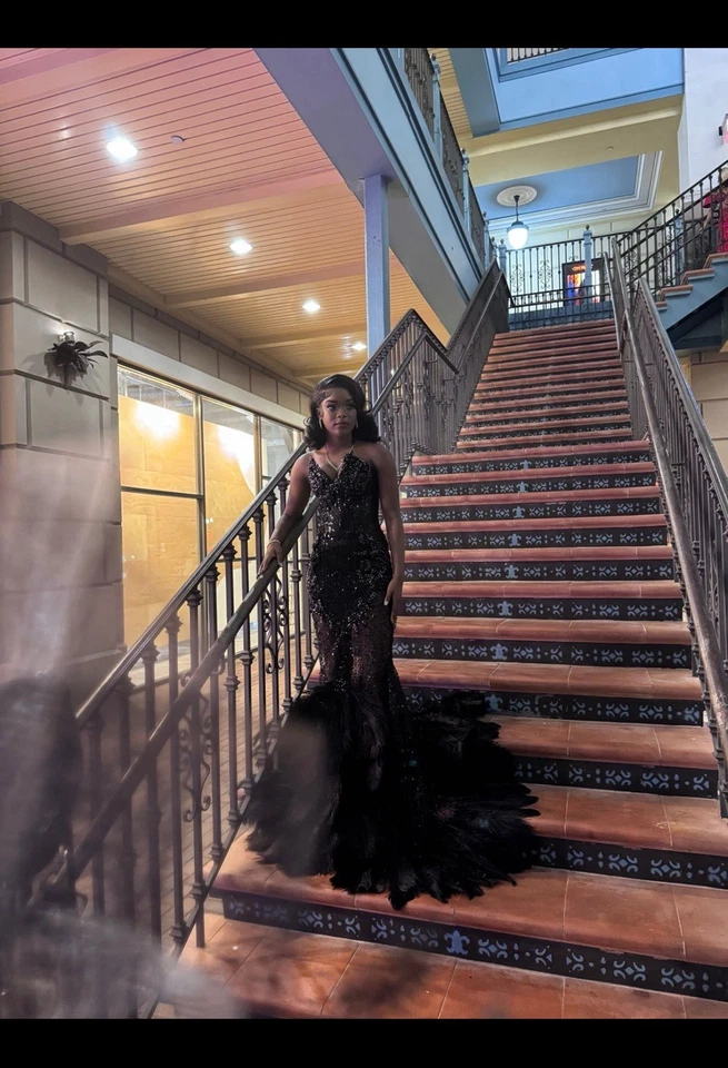 ¡Mi precioso vestido de graduación negro! Usado solo 2 horas, en excelente estado. Foto 4 de 4