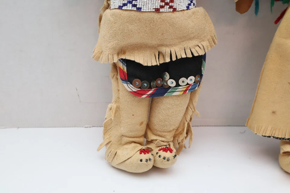 Antiguo par de muñecas de cuero decoradas con cuentas indias SIOUX nativas americanas Foto 4 de 4