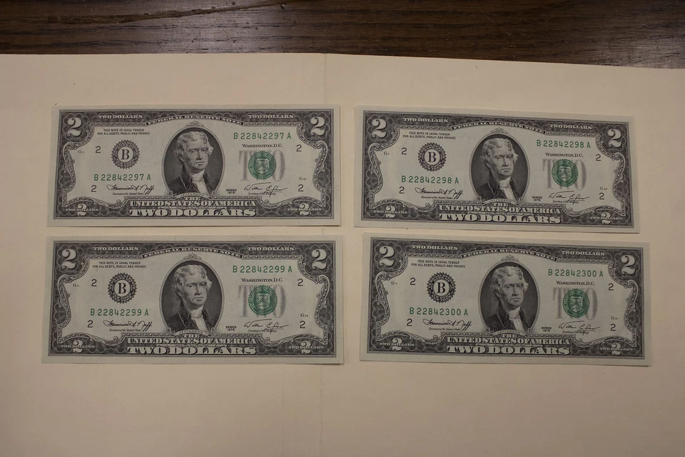 1976 U.S Two Dollar Notes Lot of 4 Consecutive Numbered Uncirculated - Image 3 of 4