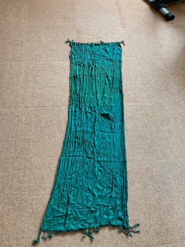 einfacher grüner Schal, leicht grcrincelt, ca. 165 cm lang + Fransen - Bild 2 von 4