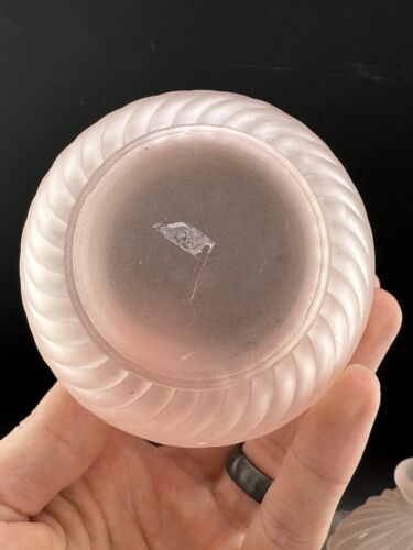 Vintage Pink Satin Swirl Glass Vanity Jar W/lid & 2 Perfume Bottles W/Stopper - Imagen 12 de 16