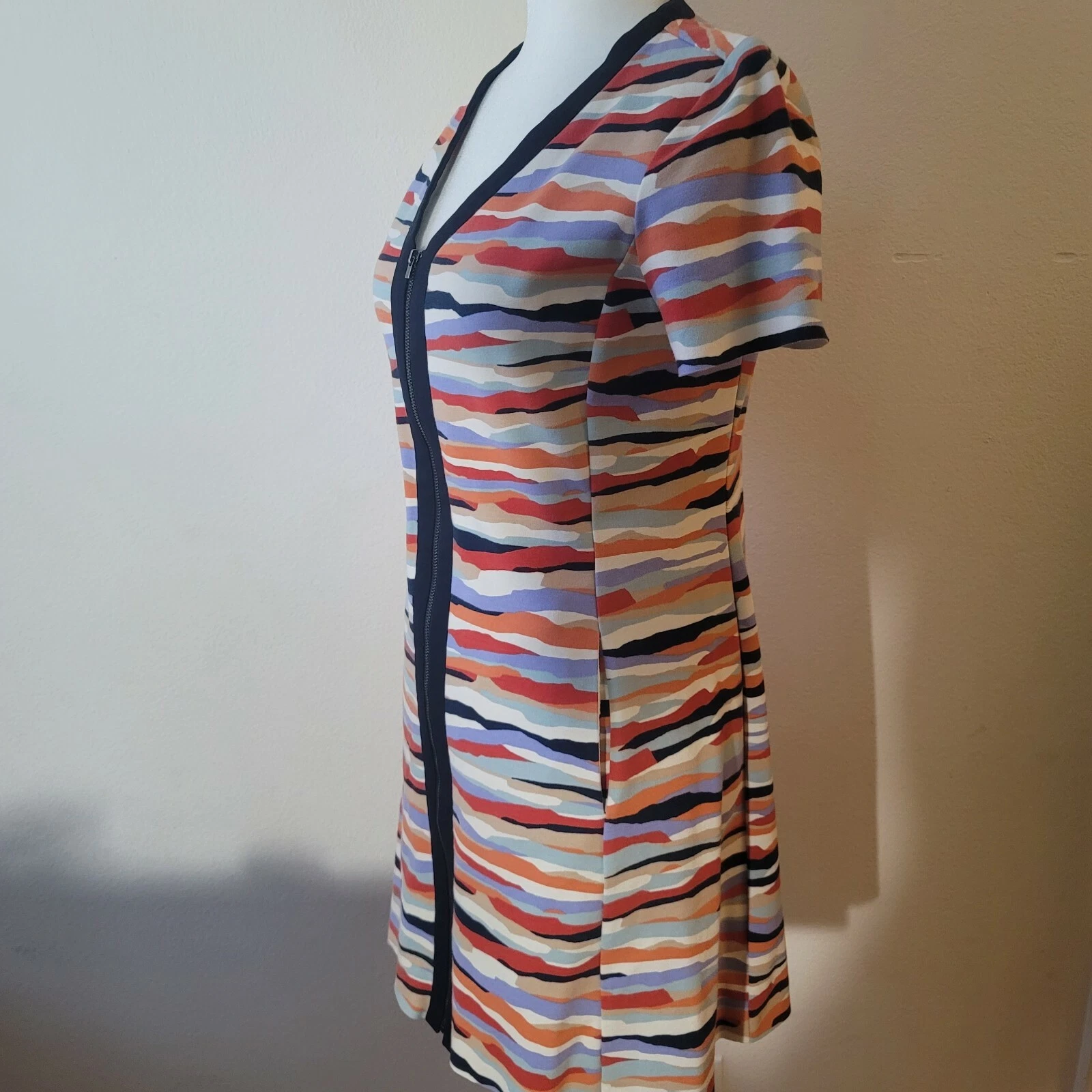 Abito piccolo Tory Burch Vienna con zip davanti aderente e svasato