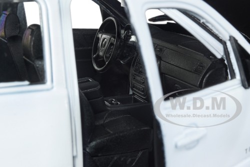 Chevrolet Tahoe 2008 policía blanco y negro 1/24 coche diecast Welly 22509 sin marca - Imagen 4 de 6