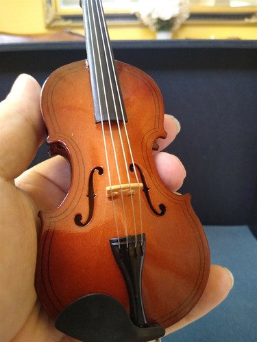 Miniature 7 Inch Replica Violin with Bow, Case, & Display Stand ~NEW~ - Afbeelding 1 van 5