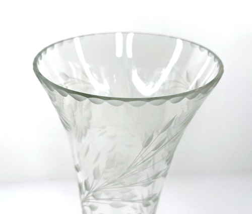 Vaso vintage in vetro inciso top smerlato punti floreali foglie steli alto 10” - Foto 4 di 7