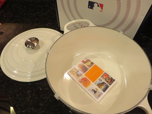 Le Creuset x MLB Los Angeles Dodgers 7,25 Quart Dutch Oven - weiß - Bild 5 von 8