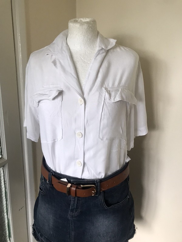Weekday Size 8 White Viscose Shirt short Sleeves Top Relaxed Fit Size 8 Weekday Size 8 White Viscose Shirt short Sleeves Top Relaxed Fit Size 8