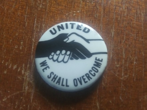 1960s We Shall Overcome United Pin Back Button Handshake Black White Cause - Imagen 1 de 3
