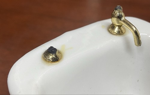 Lot VTG Porcelain Dollhouse Bathroom Two Sinks Two Toilets Two Bathtubs White - Picture 10 of 13