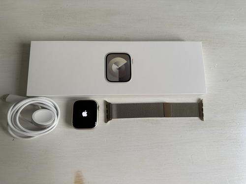 Apple Watch Starlight Series 9 41mm Aluminum Case with S/M Gold Milanese Loop