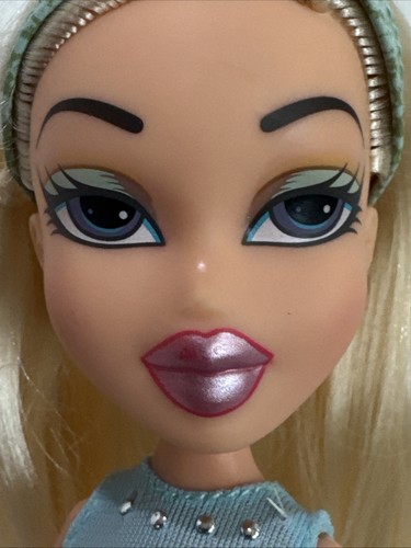 Bratz Cloe Puppe 20 Jahre Jubiläumsedition mit Outfit Stirnband Stiefel 2021 - Bild 6 von 12