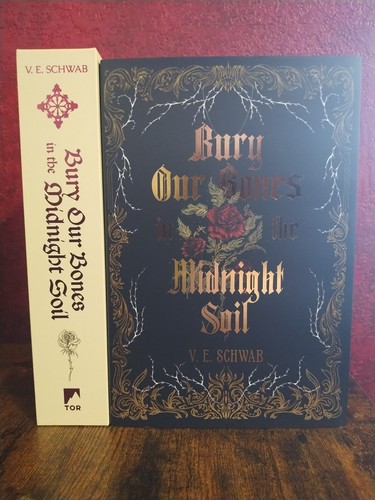 Bury our Bones in the Midnight Soil VE Schwab Owlcrate Special Edition Sprayed - Bild 2 von 14