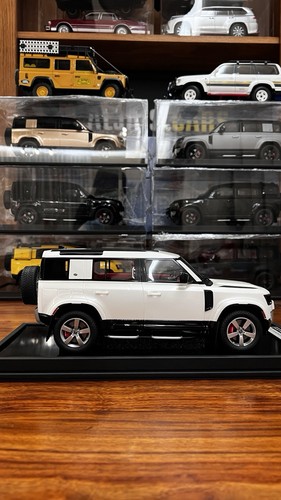 Land Rover Defender (Gloss White / Red Interior) 1/18 Scale - Picture 3 of 10