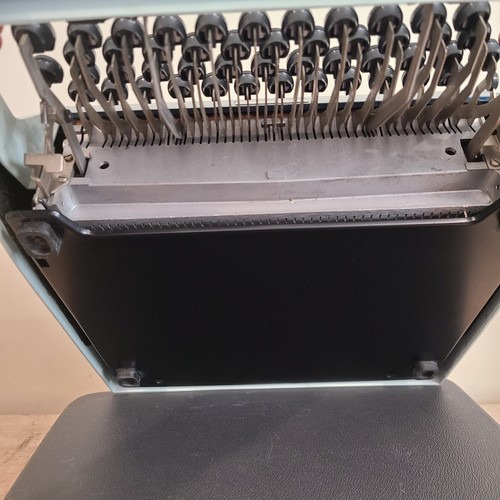 Olivetti Underwood 21 typewriter - new ribbon - 1960s vintage - Cleaned/Tested - Picture 12 of 14