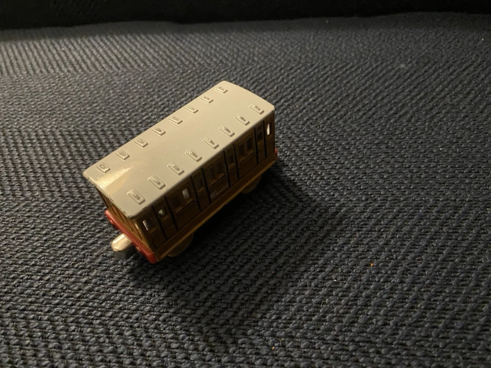 Motor de tren fundido a presión Clarabel Thomas & Friends de colección Foto 3 de 4