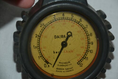 Ancien et RARE compteur de le plus cher jauge de pneus pneumatiques Michelin Daira lbs. par pouce2 avec étain