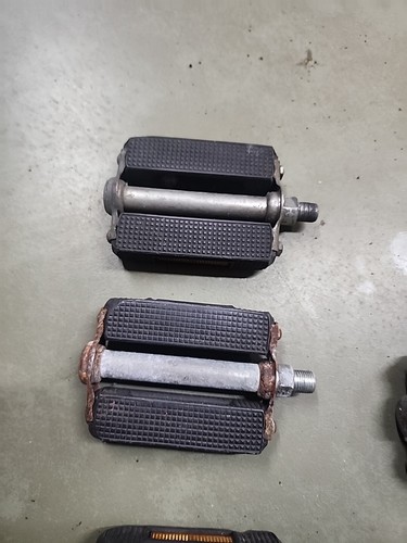 LOT OF SCHWINN STINGRAY FASTBACK KRATE ETC 3 PAIR PEDALS 2 CHAINS 1 REFLECTOR - Picture 3 of 24