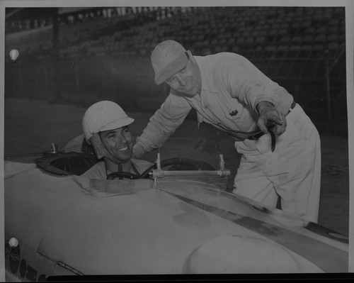 Marvin Burke sits in the #65 Offenheuser Special as a mechanic 1950 Indy Photo - 第 1/1 張圖片