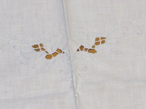 Juego de manteles y 4 servilletas de almuerzo de colección bordadas blancas sobre grises - Imagen 9 de 9