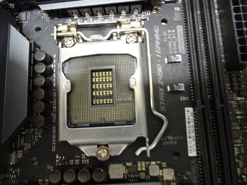 Carte mère gaming ASUS ROG STRIX Z490-I Intel Z490 Mini-ITX LGA 1200 défectueuse - Photo 2/4