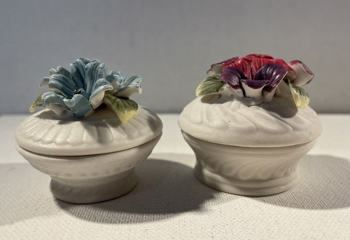 Vintage Pair Ceramic Lidded White Floral Ring Trinket Boxes - Bild 2 von 11