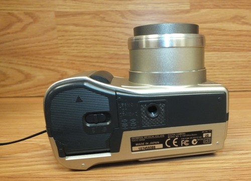 Olympus CAMEDIA C-720 Ultra Zoom 3.0 MP Digital Camera (Silver) & Case / Memory - Picture 6 of 7