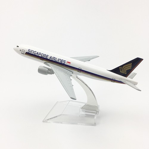 Modello di Aereo in Diecast 1:400 Boeing 777 Singapore Airlines 16cm Collezione - Foto 1 di 4