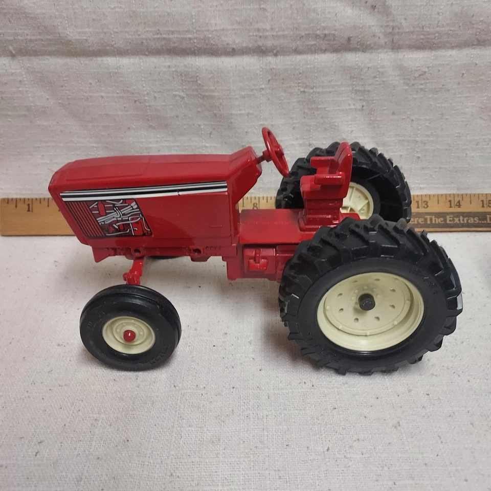 ERTL International Harvester tractor de juguete - escala 1:16 - años 60 vintage - acero prensado Foto 2 de 4